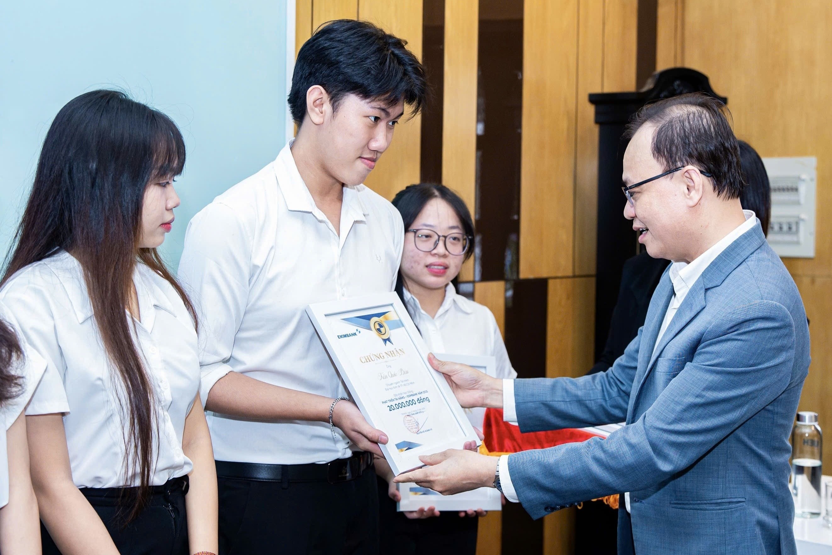 Eximbank trao hoc bong tri gia 300 trieu dong cho sinh vien UEH hinh anh