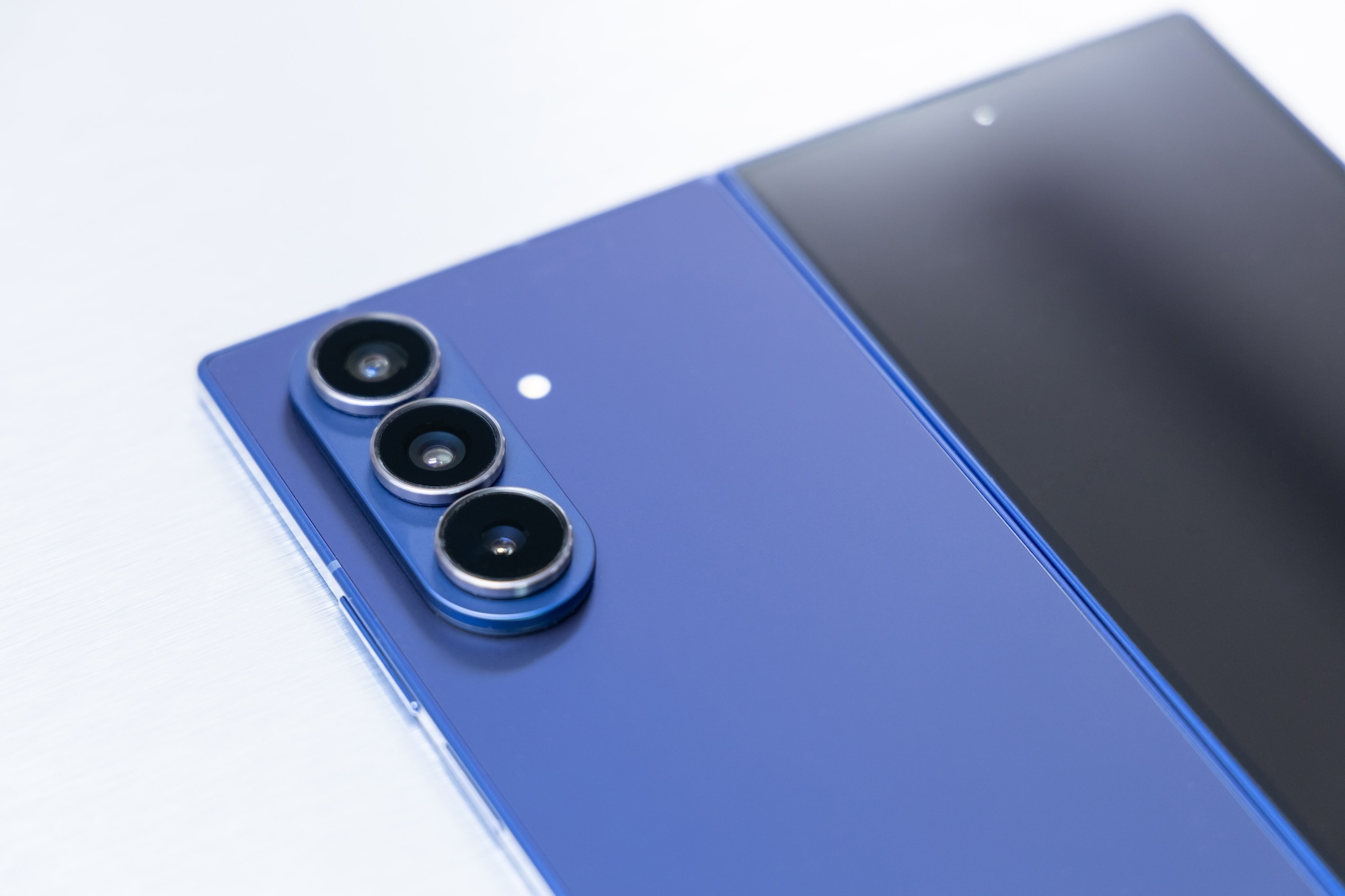 Vi sao Galaxy Z Fold7 van duy tri duoc suc nong sau nua nam? hinh anh