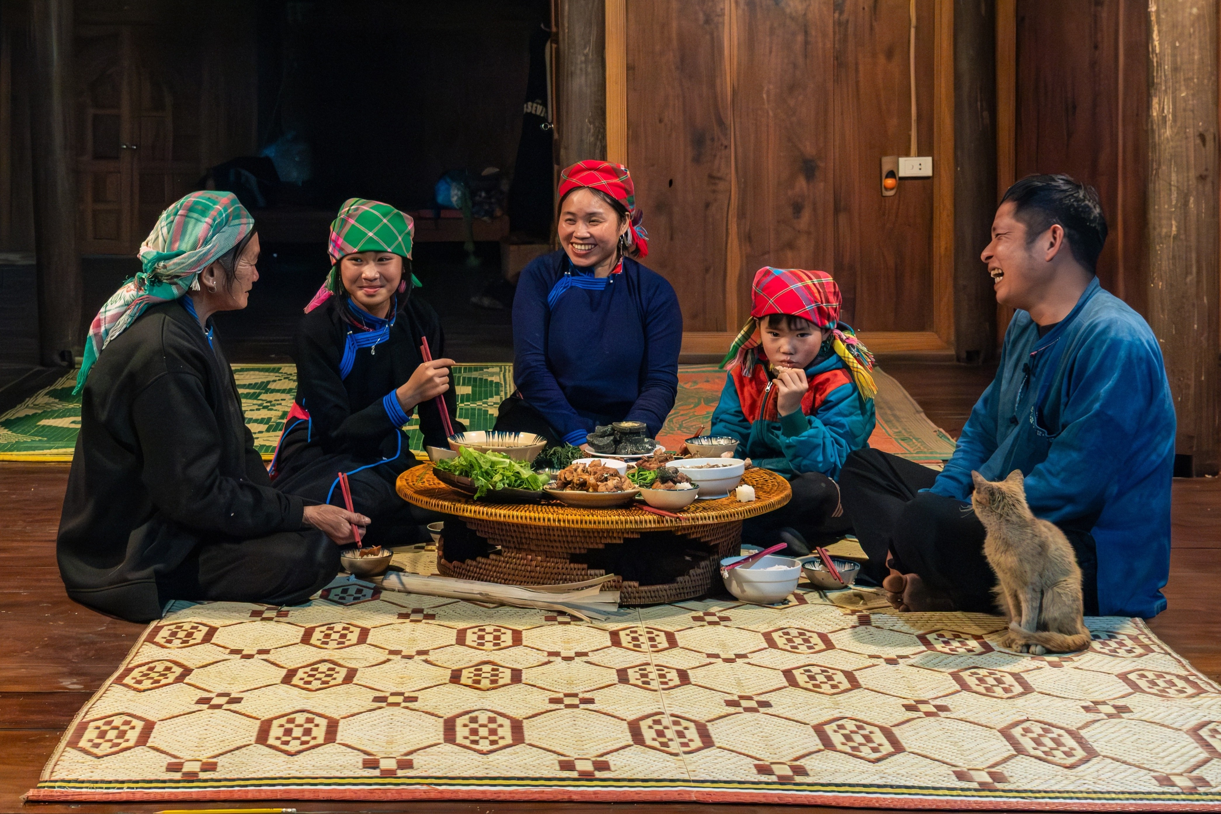 Tet tron ven hon voi nhung giay phut sum vay quy gia ben nhau hinh anh