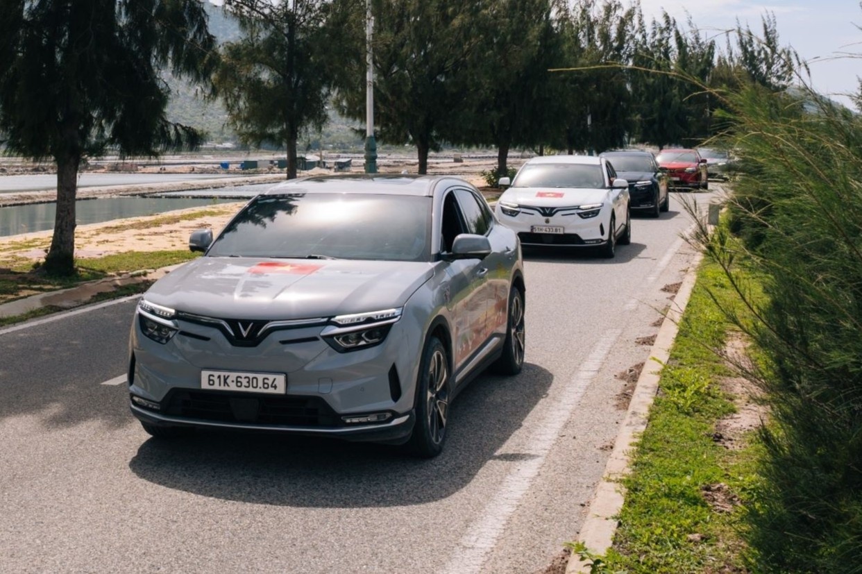 Chu xe danh gia VinFast VF 8 an toan vuot troi voi chi phi toi uu hinh anh