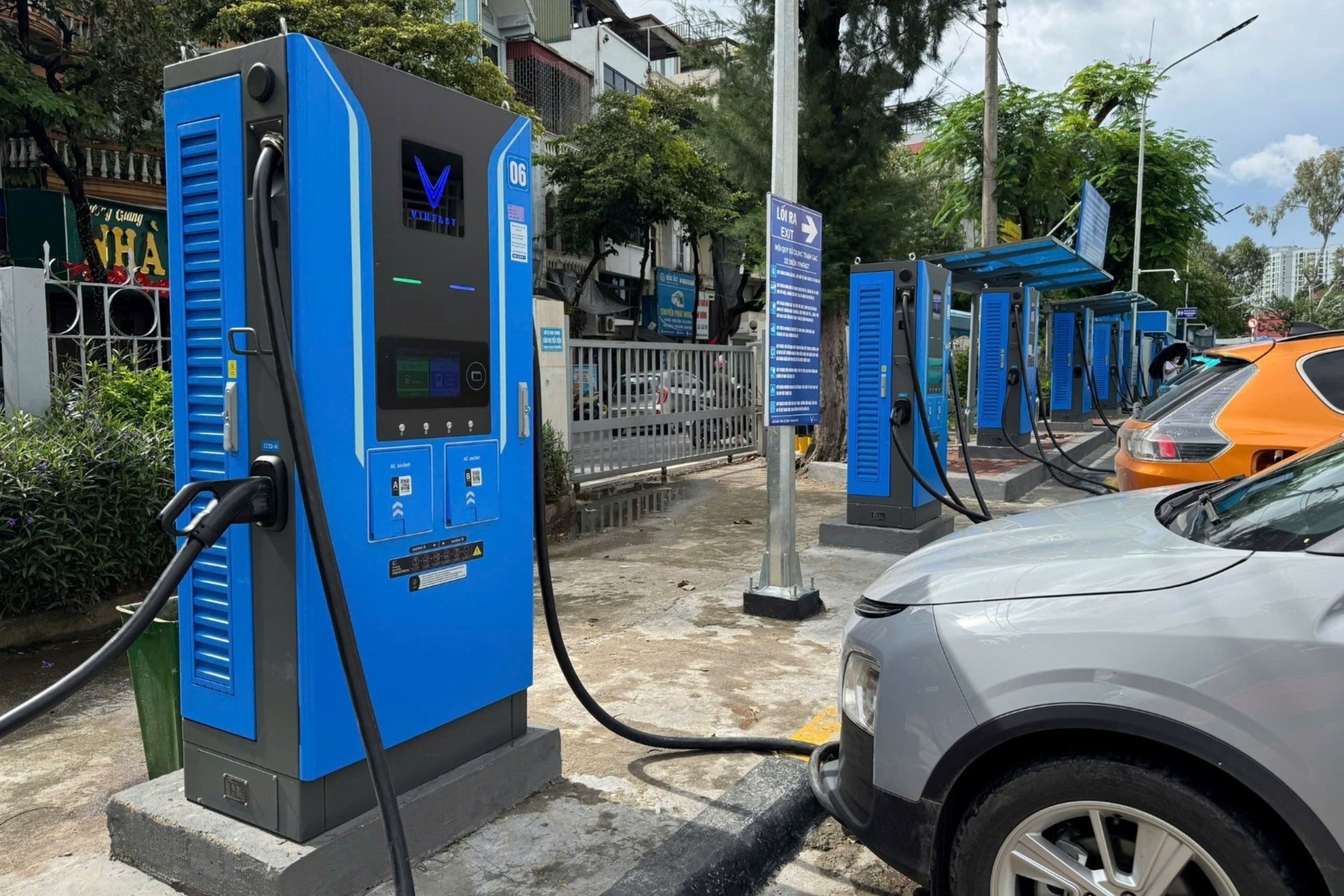 Mo hinh tram sac tich hop tai ben xe tao thuan loi cho tai xe dich vu hinh anh