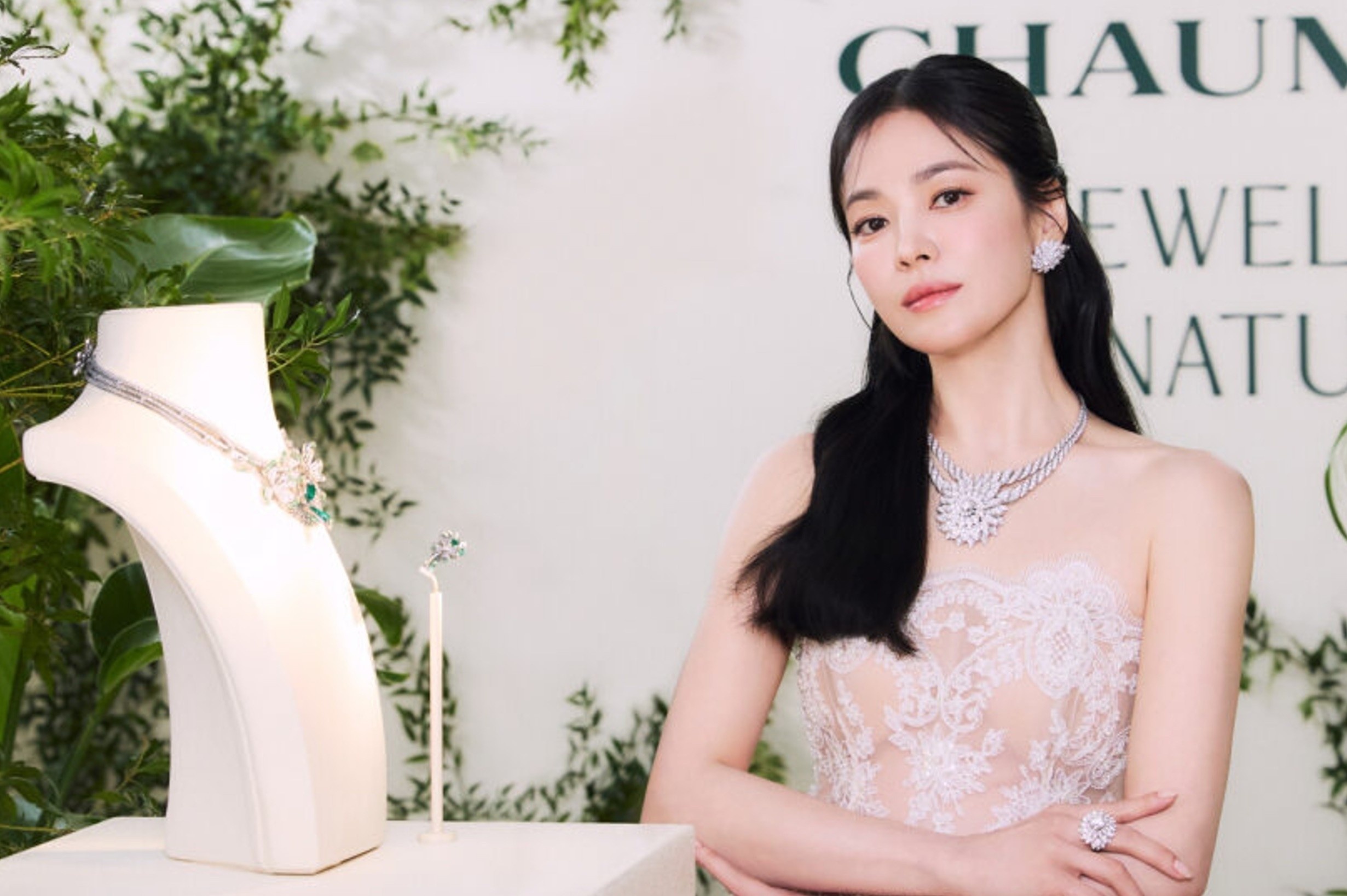Song Hye Kyo gop mat tai trien lam trang suc cao cap Chaumet hinh anh