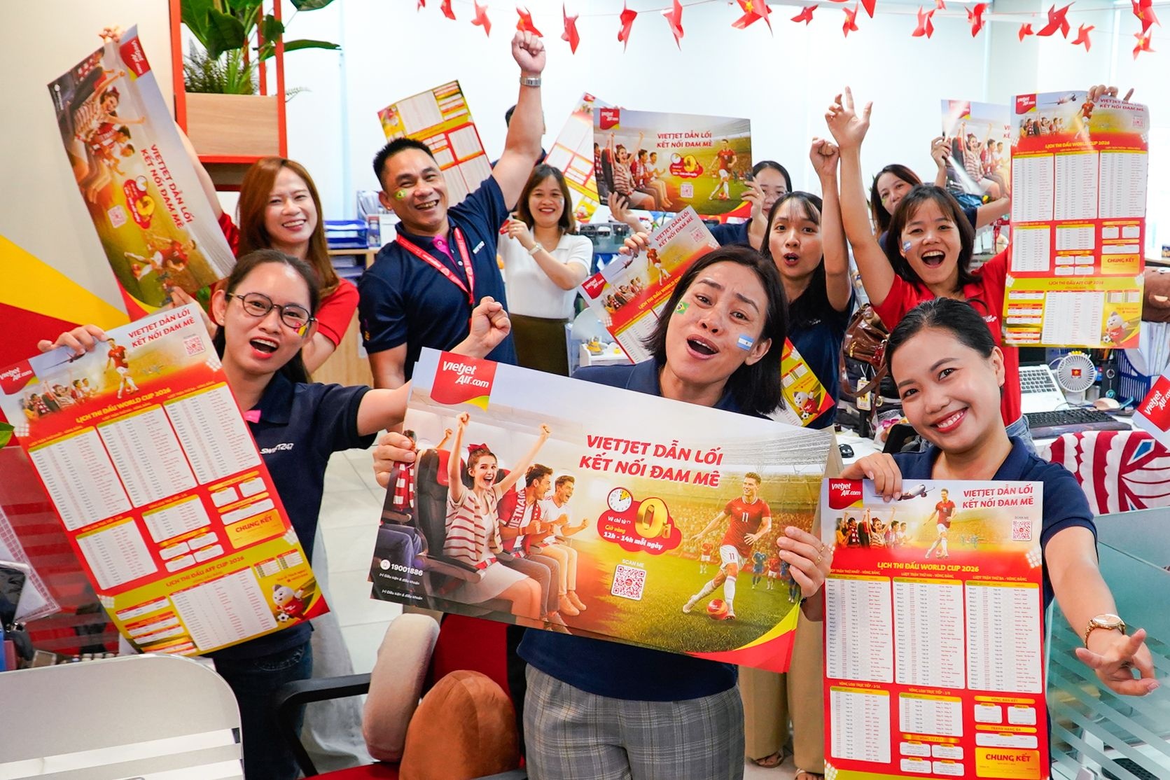 Bay cung Vietjet, hoa minh voi le hoi bong da soi dong nhat hanh tinh hinh anh