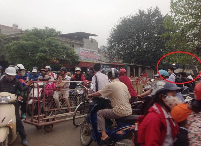 tàu hỏa đâm ôtô ở Thường Tín ảnh 2 tau hoa dam oto o Thuong Tin anh 2