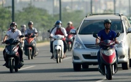 Xe may lan lan oto: 'Nhieu nguoi con dua gion voi tu than' hinh anh