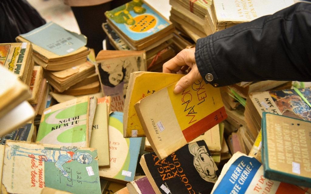 20 tan sach cu duoc bay ban tai Hoi sach cu Ha Noi thang 6 hinh anh