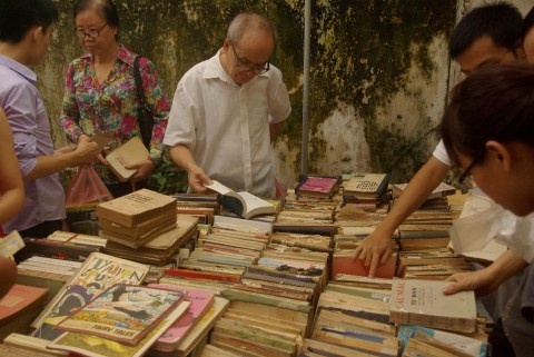 Nhieu tai lieu quy ve lich su bay ban tai Hoi sach cu Ha Noi thang 8 hinh anh