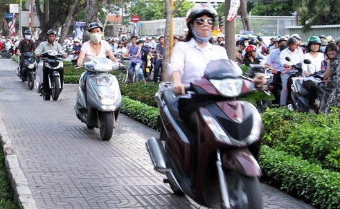 Xe may di len via he khi tac duong co bi xu phat? hinh anh