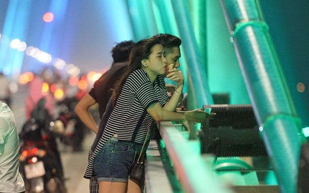 Dung xe hong mat tren cau bi phat bao nhieu tien? hinh anh