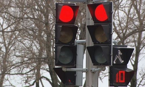 Voi cho vo di vien, tai xe xe may vuot den do co bi xu phat? hinh anh