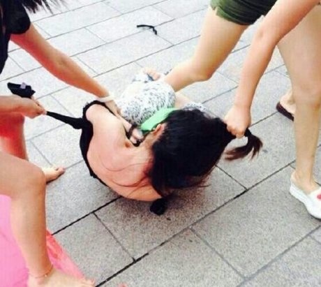 Lam nhuc nguoi khac co bi phat tu? hinh anh
