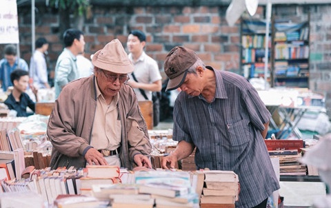 Hoi sach cu Ha Noi thang 12: Thuc day, phat trien van hoa doc hinh anh