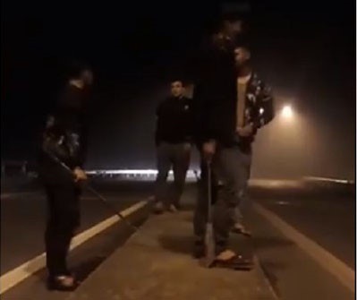 nhóm thanh niên chặn ôtô xin tiền ảnh 1 nhom thanh nien chan oto xin tien anh 1