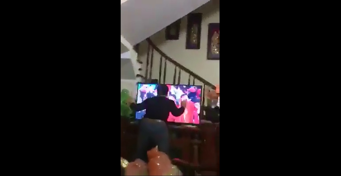 Om, hon cau thu Viet Nam qua man hinh tivi hinh anh