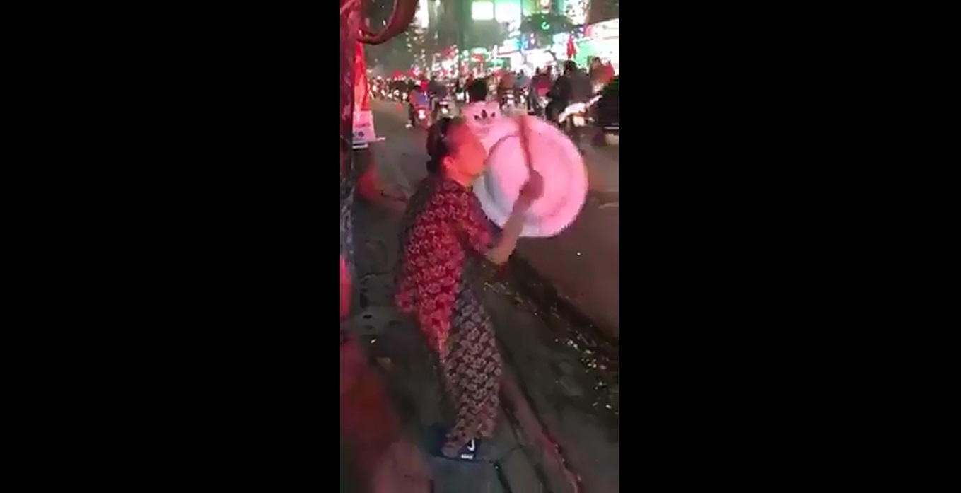 Cu ba go mam de an mung chien thang hinh anh