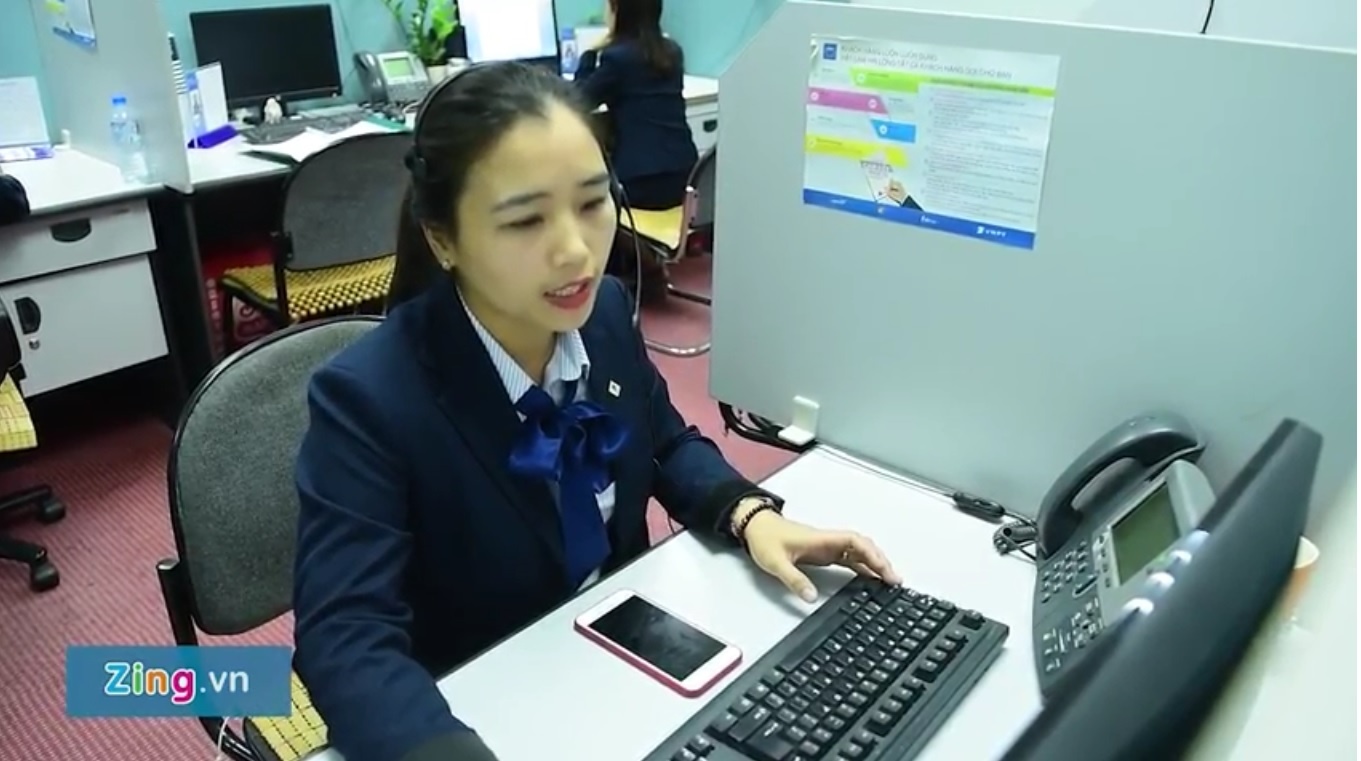 Nhan vien cham soc khach hang Vinaphone truc Tet hinh anh