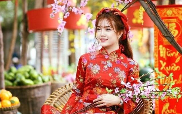 Ban gai thich dien trang phuc nao trong dip Tet? hinh anh