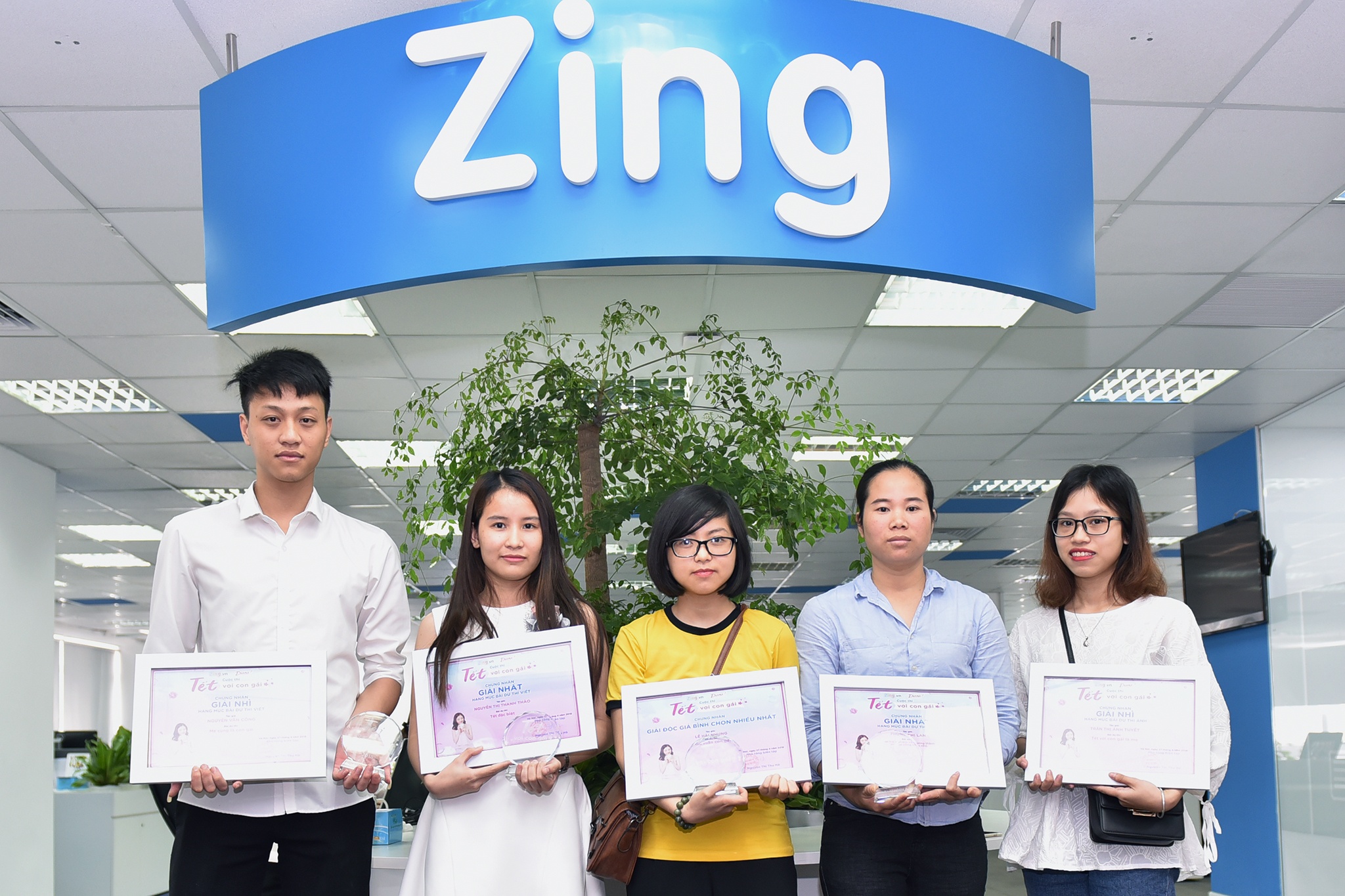 trao giai Tet voi con gai anh 3