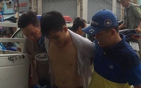 Hiệp sĩ Nguyễn Việt Sin (phải) khống chế đối tượng cướp giật.