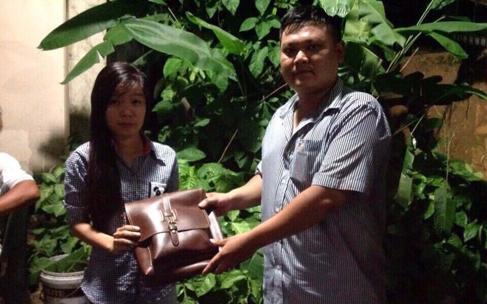 Hiệp sĩ Bùi Ngọc Hùng trả lại tài sản cho bị hại.