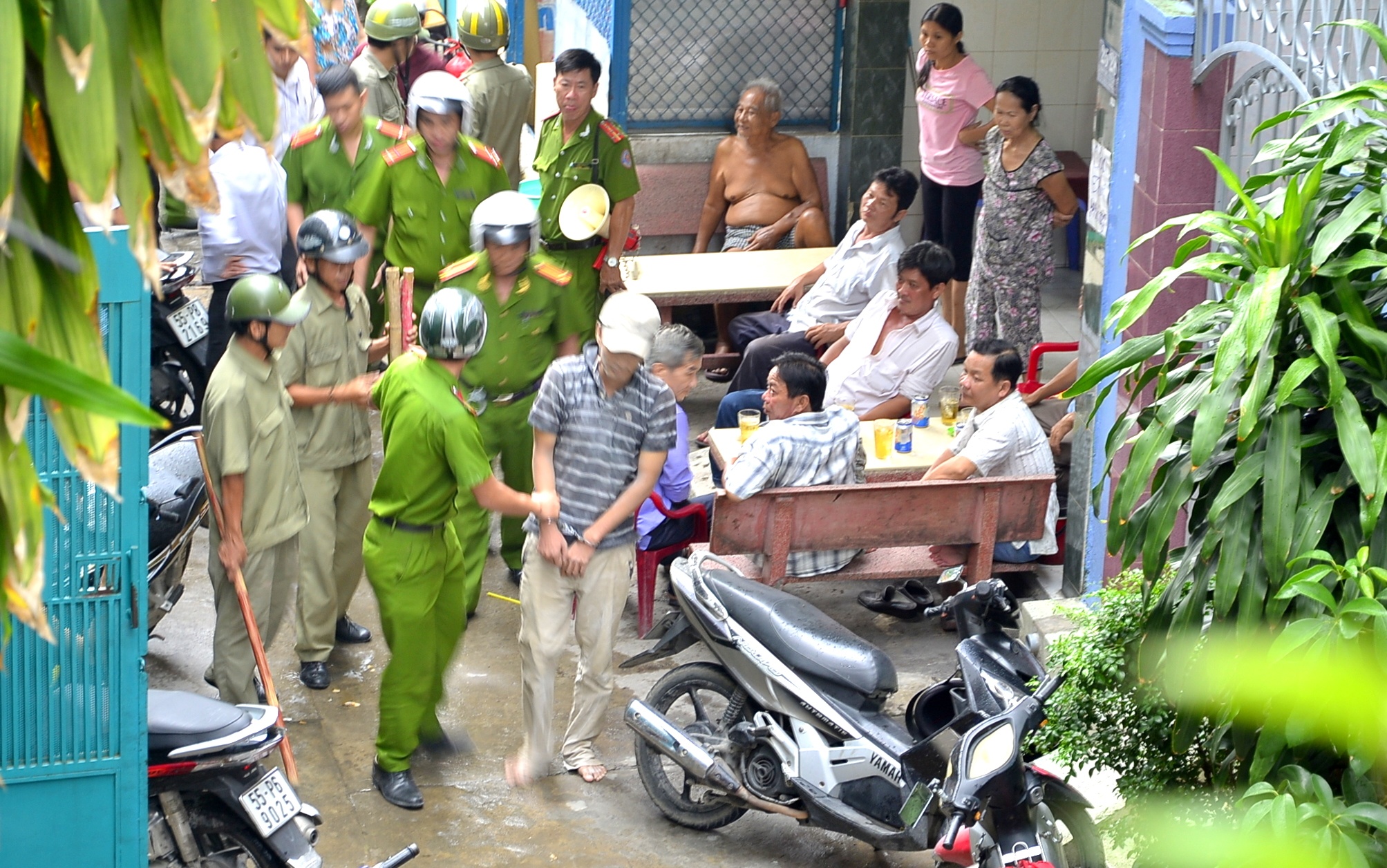Xin 200.000 dong khong duoc, cam dao duoi chem bo me hinh anh