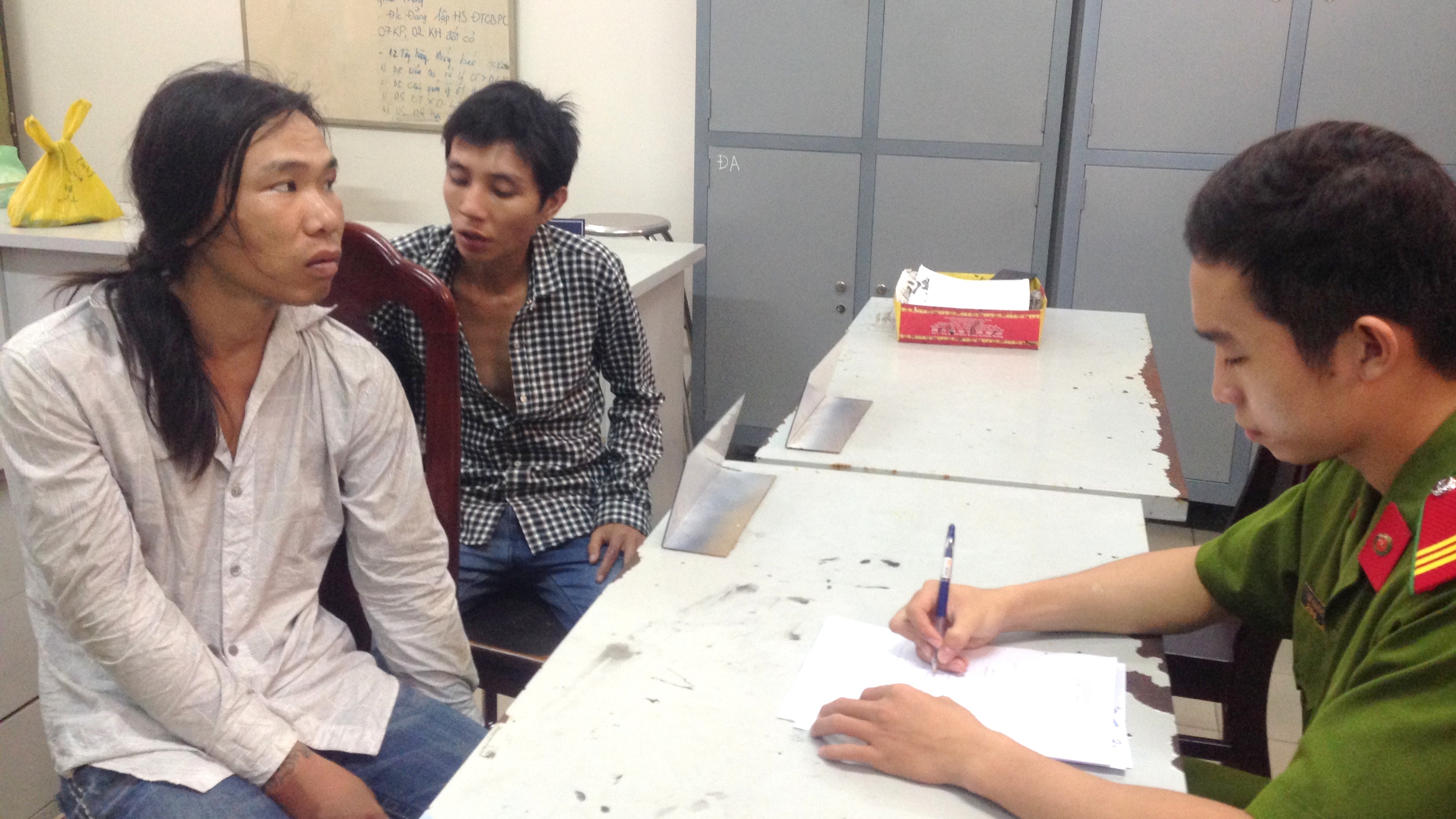 Truy duoi 3 km hai thanh nien giat dien thoai hinh anh