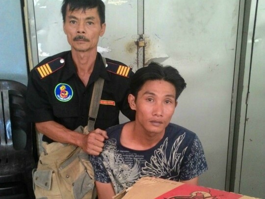 Thanh nien trom nuoc ngot dung gach chong tra nguoi dan hinh anh