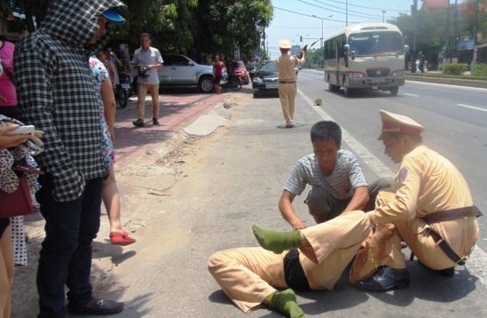 Mot canh sat giao thong bi dam trong thuong hinh anh