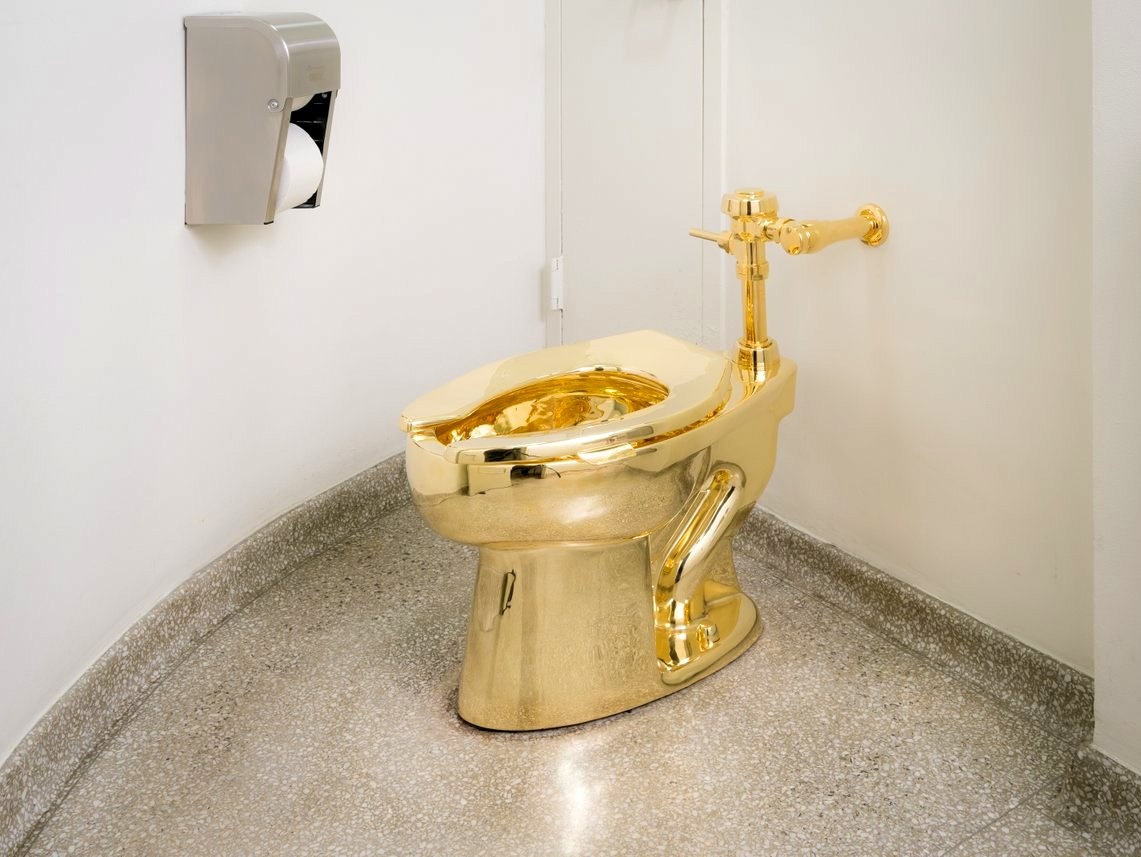 Bảo tàng lắp bồn cầu bằng vàng khối cho khách dùng ảnh 1 Bao tang lap bon cau bang vang khoi cho khach dung anh 1