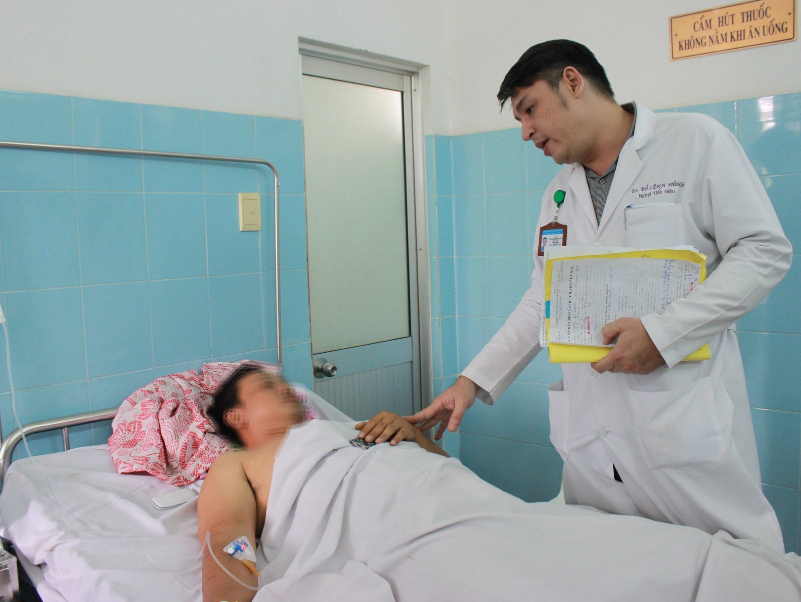 Cap cuu nguoi dan ong bi dap ha bo hinh anh