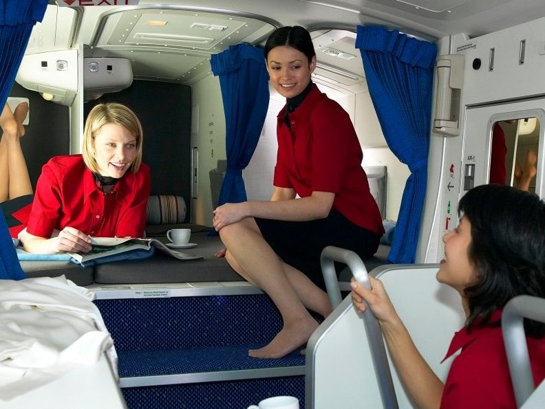 Phong ngu bi mat tren may bay it nguoi biet hinh anh