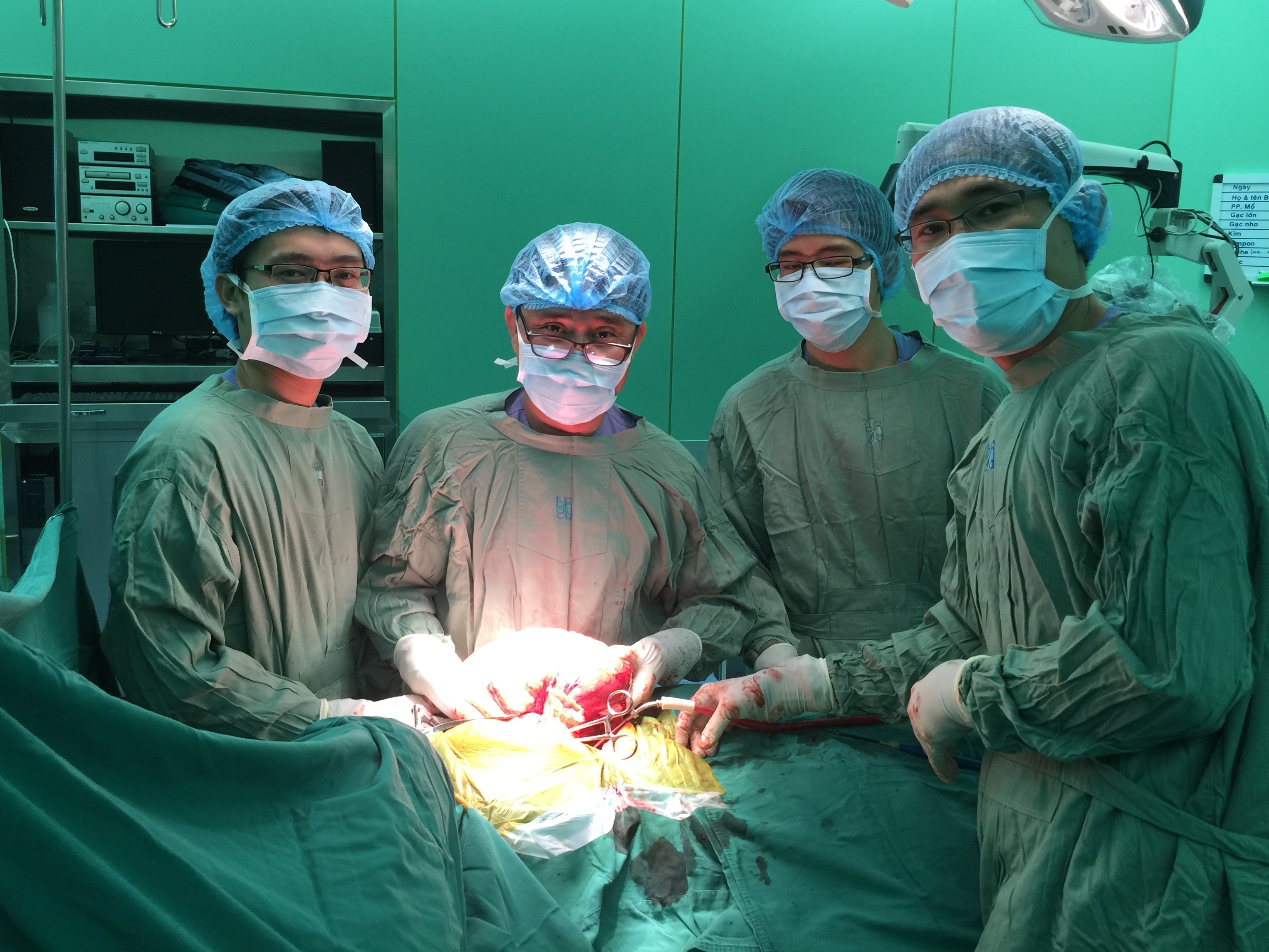 Khoi u 2, 6 kg de xep phoi trai benh nhan anh 1