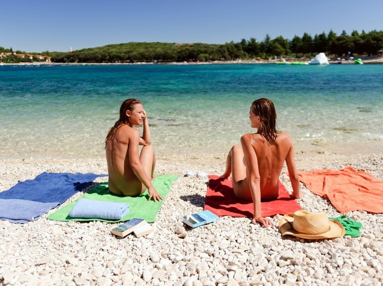 Paris sap co diem cam trai khoa than dau tien hinh anh