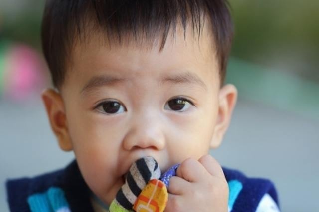 Be trai 3 tuoi nuot mat day chuyen chu thap hinh anh