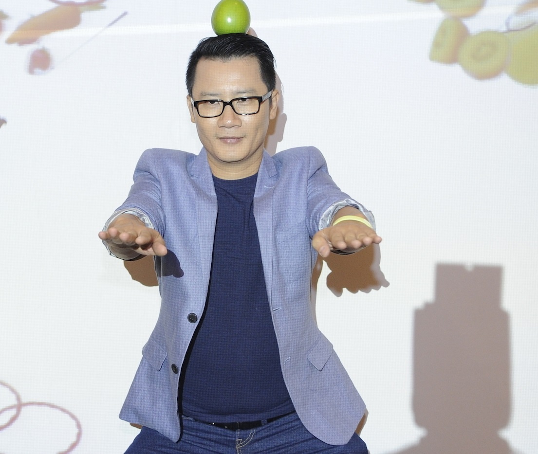 Hoang Bach tap squat 30 lan lien tiep voi qua tao tren dau hinh anh