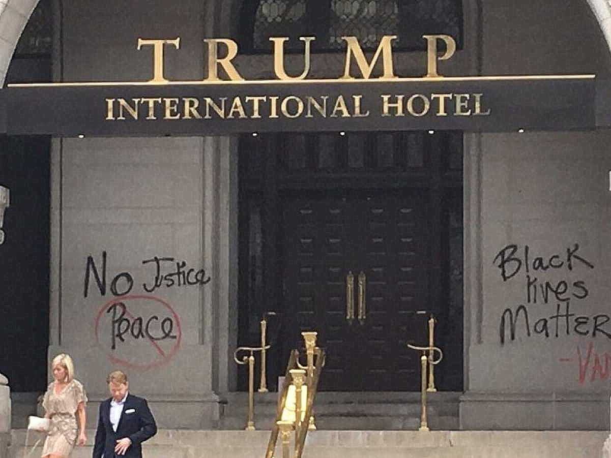 Khach san cua ong Donald Trump bi ‘tay chay’ hinh anh