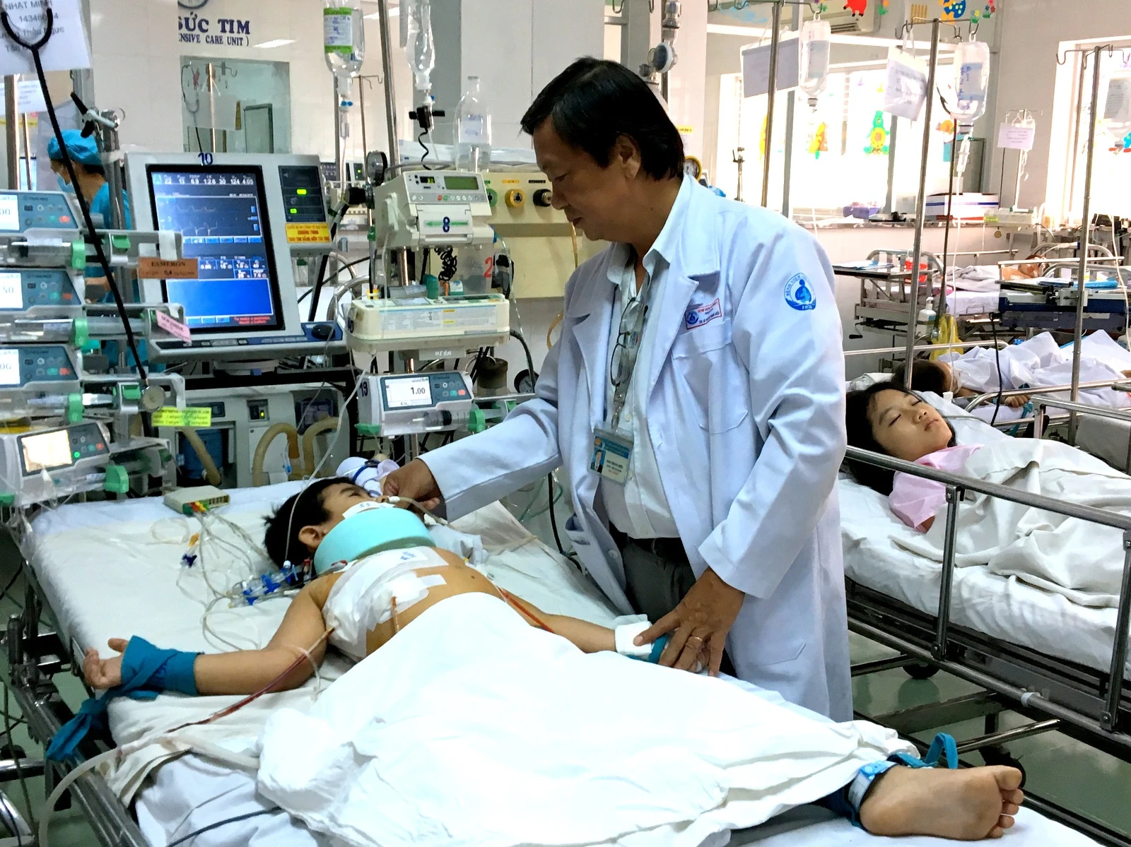 60 giay hoi chan cuu be trai bi thanh sat dam thung tim hinh anh