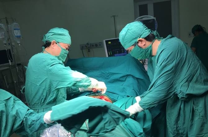 Mot cong nhan bi luoi cua chem rach bung hinh anh