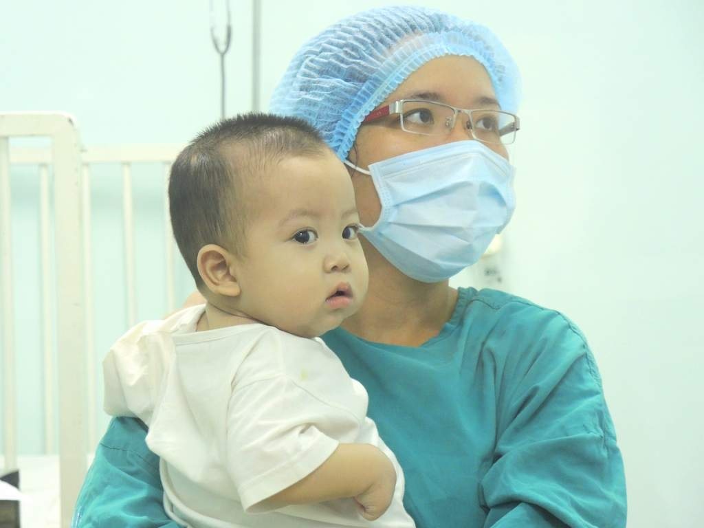 Be trai ghep gan khi moi 13 thang tuoi xuat vien hinh anh