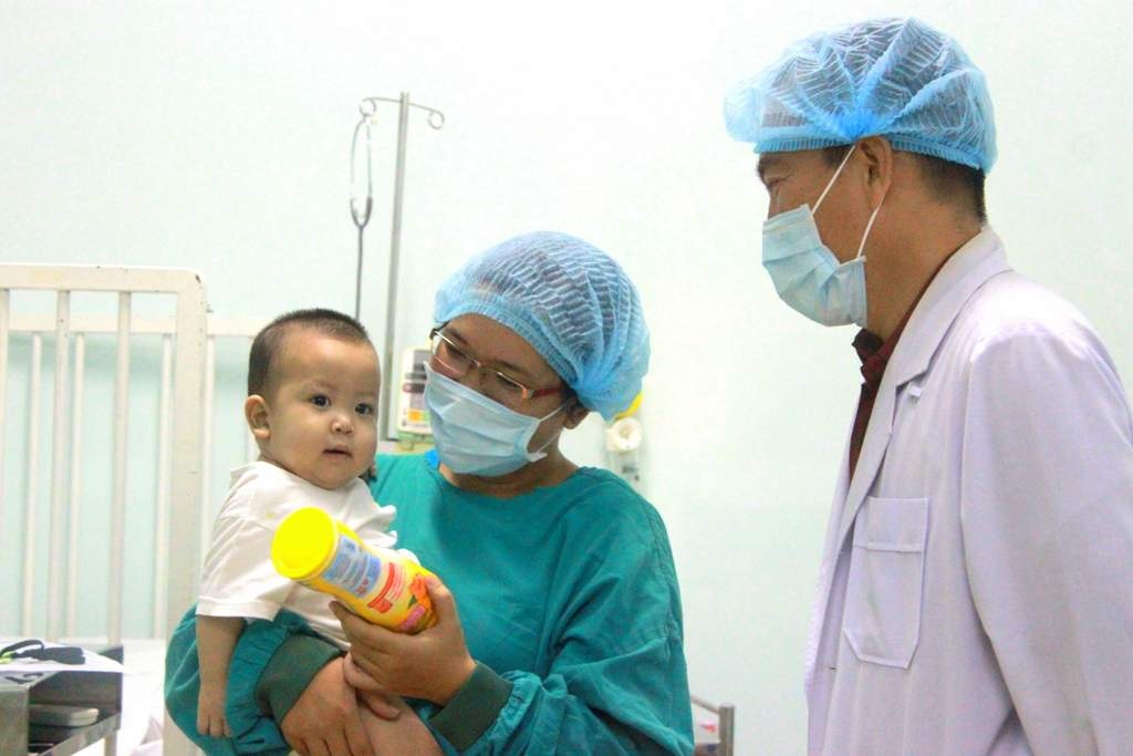 Be trai ghep gan khi moi 13 thang tuoi xuat vien anh 1