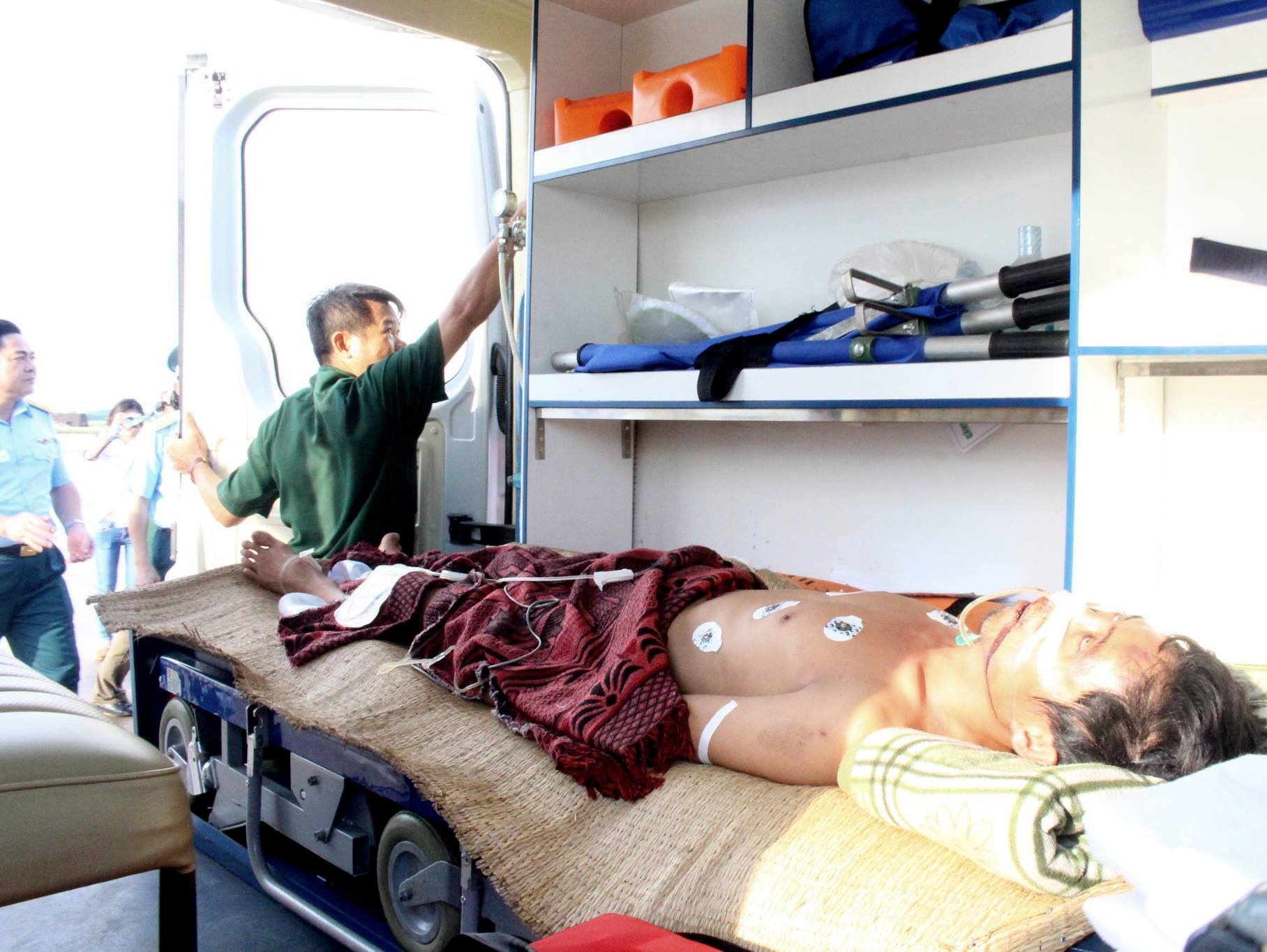 Dua ngu dan Truong Sa vao dat lien cap cuu bang truc thang hinh anh