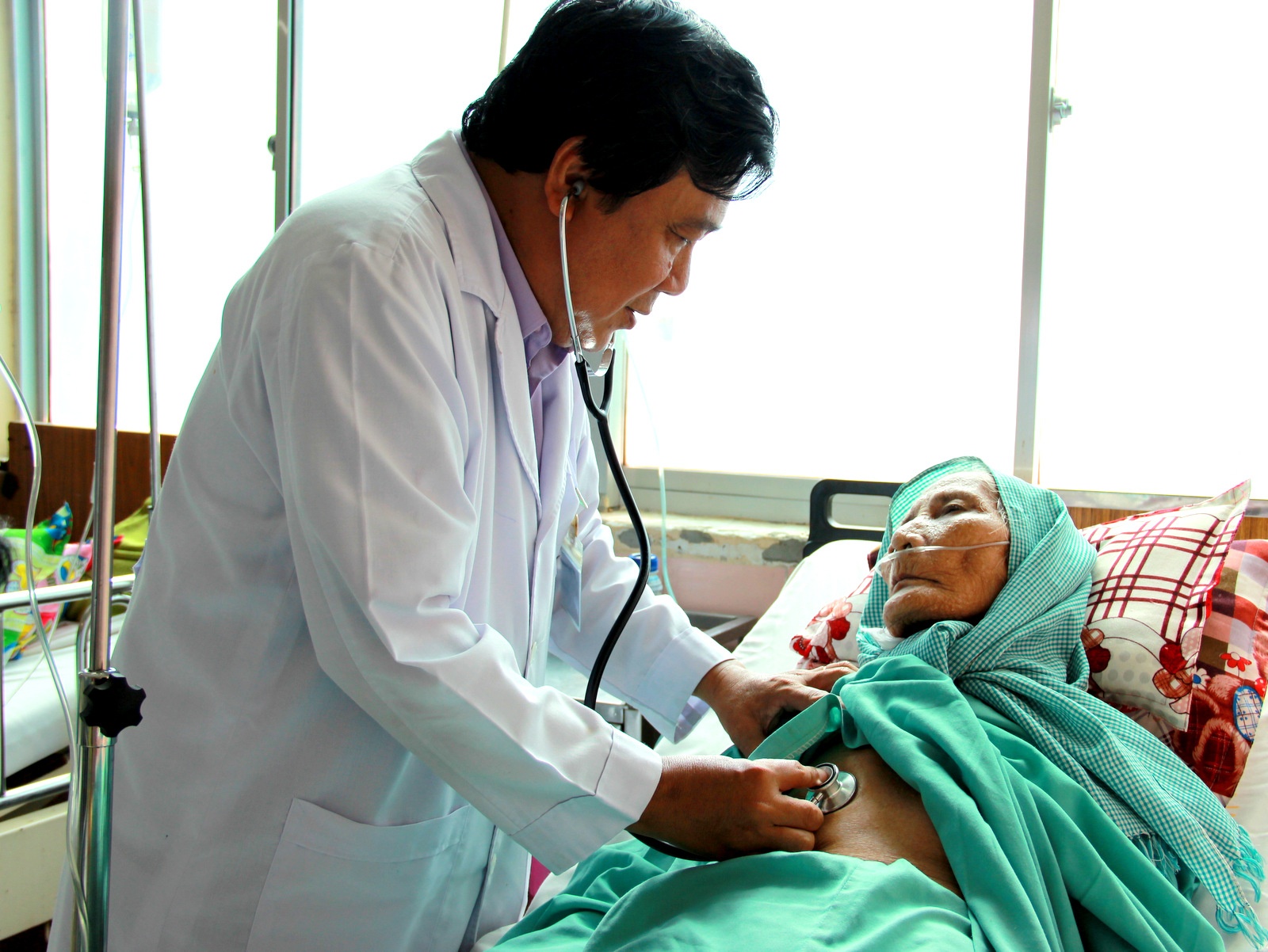 Cuu song cu ba 90 tuoi bi xuat huyet tieu hoa hinh anh