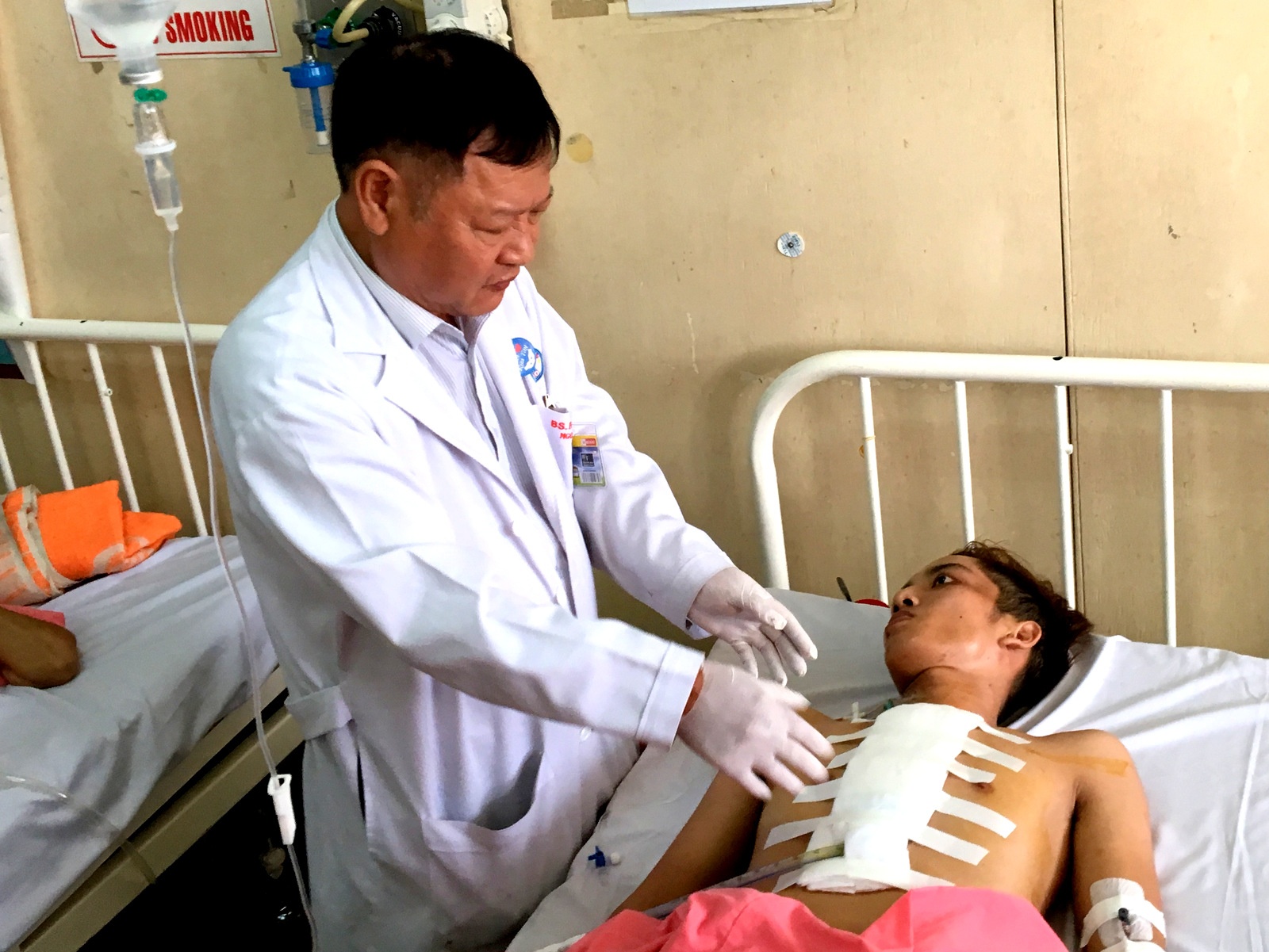 Cuu benh nhan bi dam thau nguc anh 1