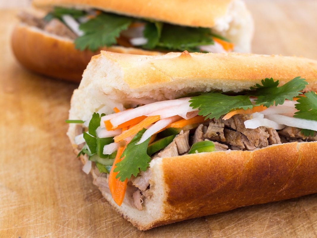 Banh mi Sai Gon vao top 10 mon duong pho duoc yeu thich hinh anh