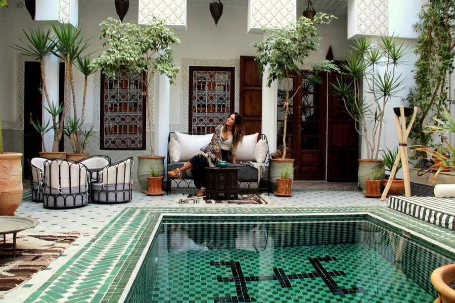 Be boi nho xiu lam dien dao khach du lich anh 3