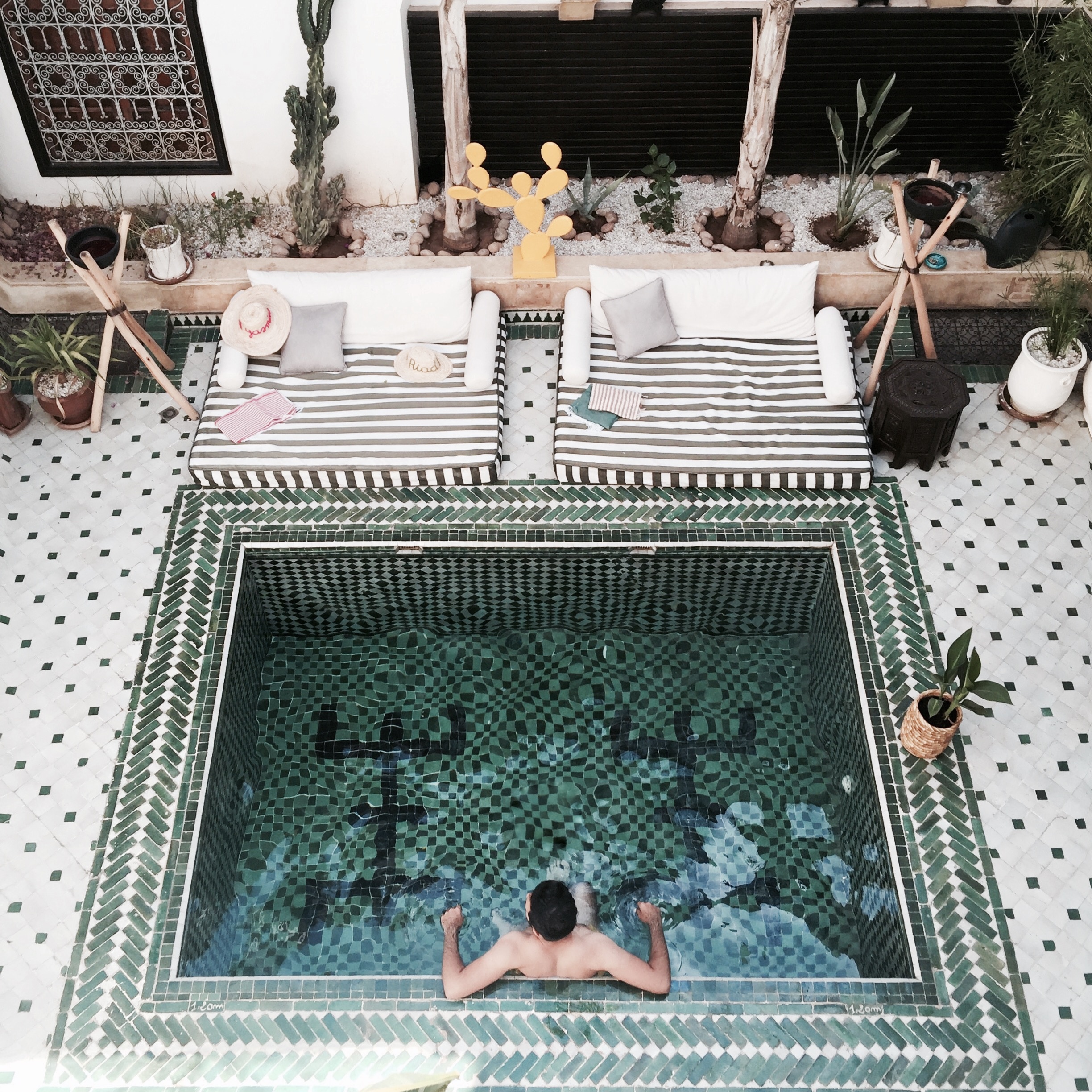 Be boi nho xiu lam dien dao khach du lich anh 4