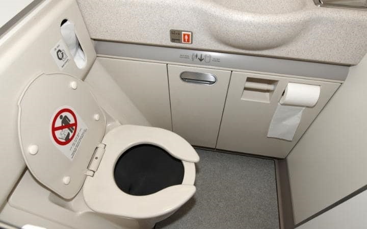 Dieu gi xay ra khi ban giat nuoc trong WC may bay? hinh anh