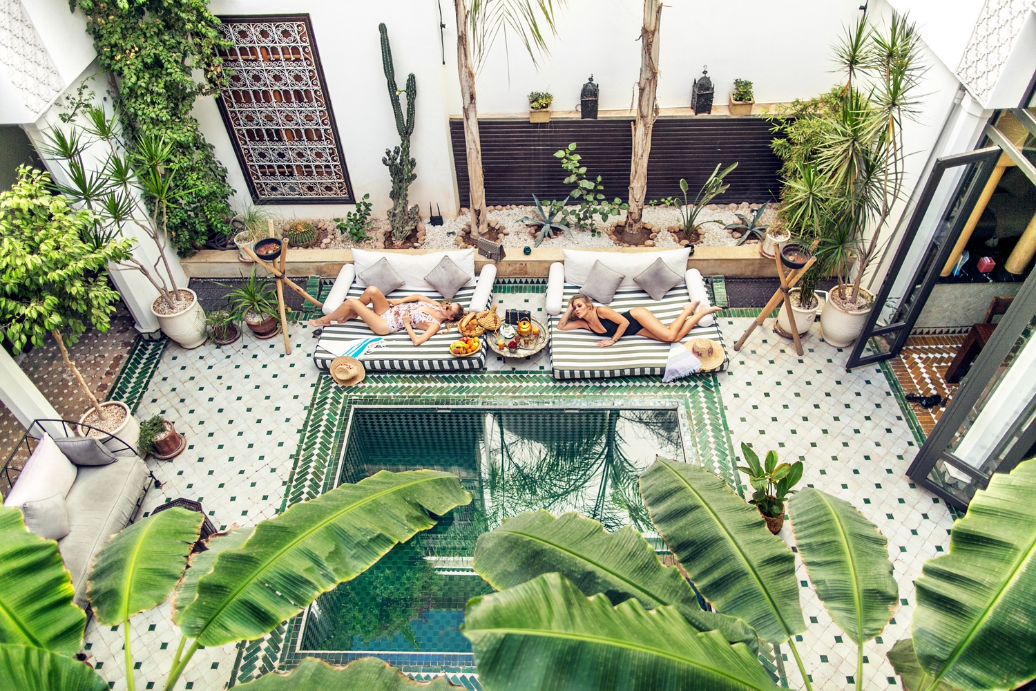 Be boi nho xiu lam dien dao khach du lich anh 2