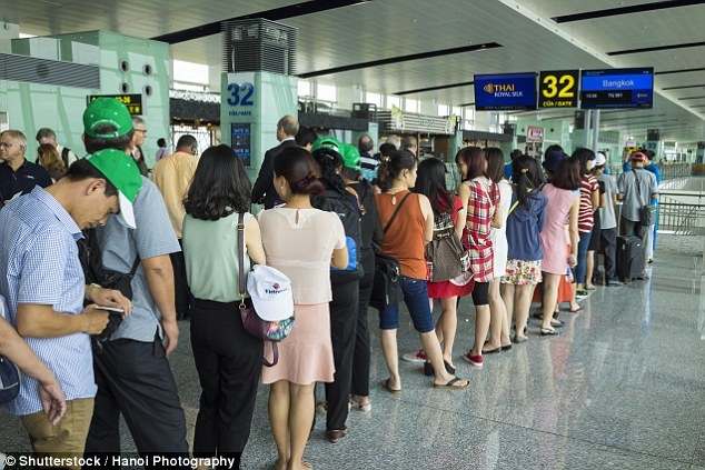 Nỗi sợ vô hình khiến du khách luôn xếp hàng sớm khi lên máy bay ảnh 1 Noi so vo hinh khien du khach luon xep hang som khi len may bay anh 1