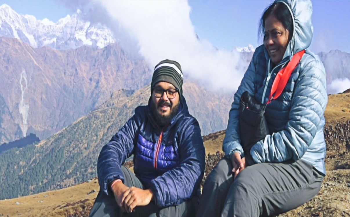 Hanh trinh chinh phuc Himalaya cua ba me 58 tuoi va con trai hinh anh